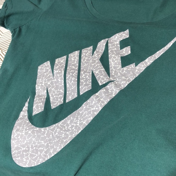 Nike women too shirt - Picture 3 of 6